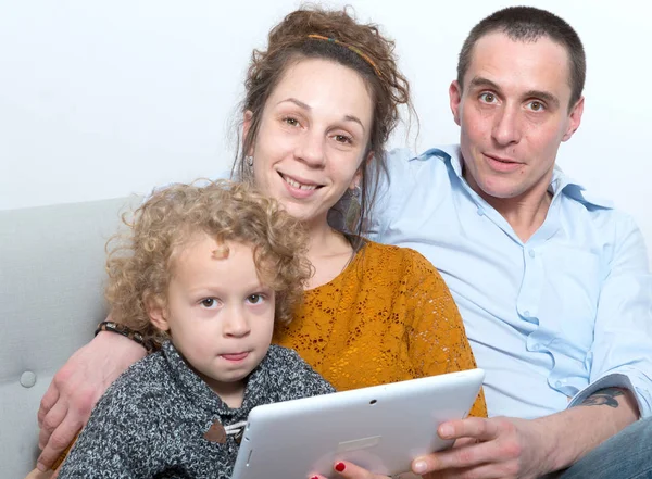 Счастливая семья с помощью планшета — стоковое фото