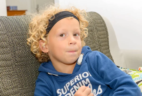 Портрет маленького мальчика с светлыми и вьющимися волосами — стоковое фото