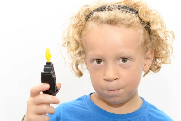 Sarışın ve kıvırcık saçlı küçük çocuk portresi — Stok fotoğraf