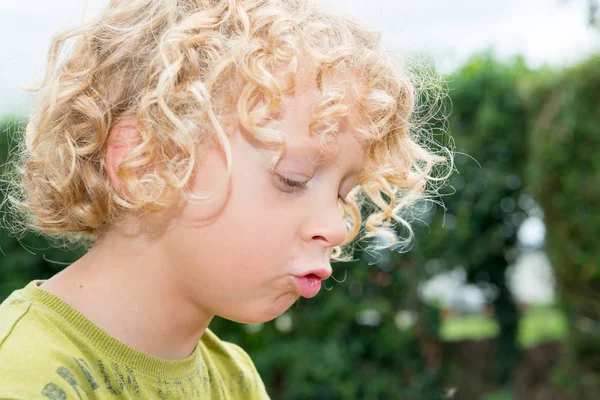 Porträtt av pojke med blont och lockigt hår — Stockfoto