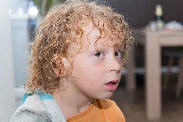 Retrato de niño con el pelo rubio y rizado —  Fotos de Stock