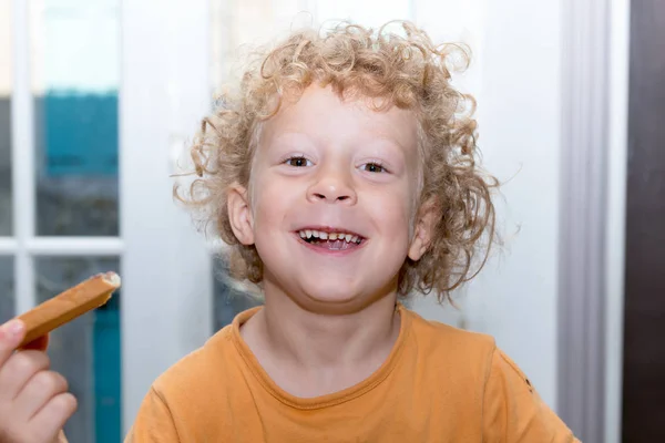 朝パンを食べるブロンド少年 — ストック写真