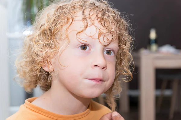 Porträtt av pojke med blont och lockigt hår — Stockfoto