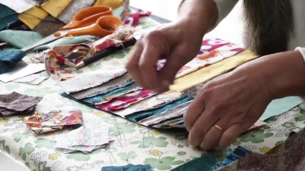 Primer plano de la mano de la mujer costura patchwork — Vídeos de Stock