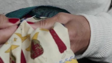 Kadının el dikiş patchwork yakın çekim