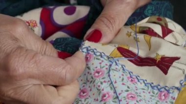 Kadının el dikiş patchwork yakın çekim