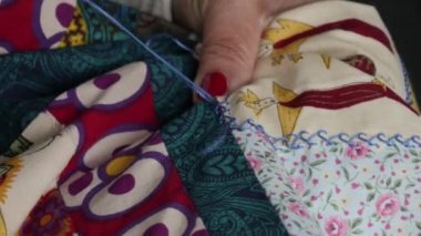 Kadının el dikiş patchwork yakın çekim