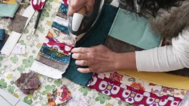 Kadının el dikiş patchwork yakın çekim