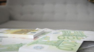 Silahlı adam para almak için