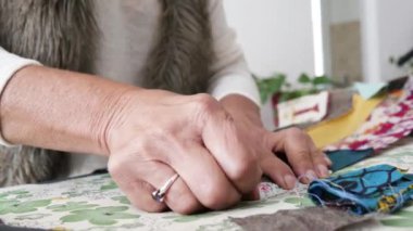 Kadının el dikiş patchwork yakın çekim