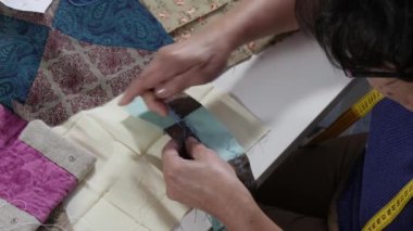 eller terzi kadın dikiş bitirmek için bir yorgan.