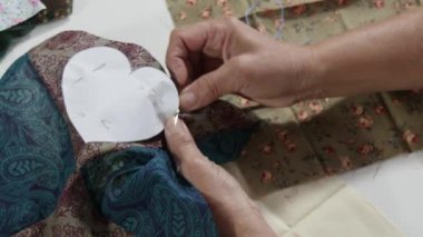 eller terzi kadın dikiş bitirmek için bir yorgan.
