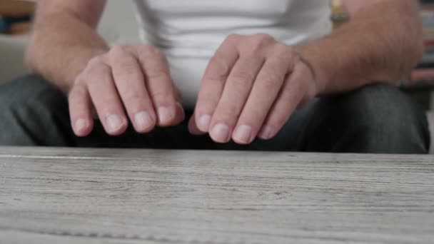 Primer plano de las manos de un hombre sobre la mesa — Vídeo de stock