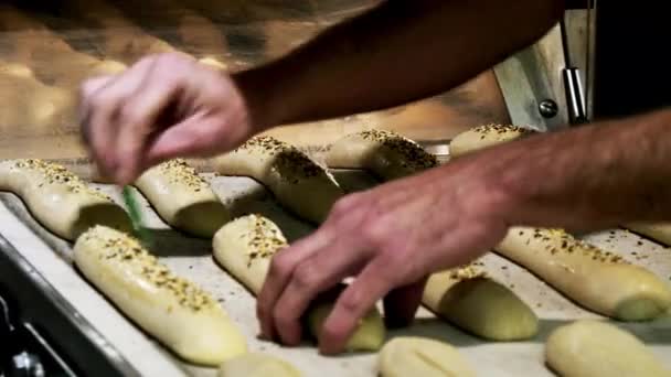 Preparação de massa de farinha de pão para cozinhar — Vídeo de Stock