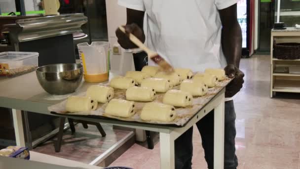 Preparación de viennoiserie pain au chocolat — Vídeos de Stock
