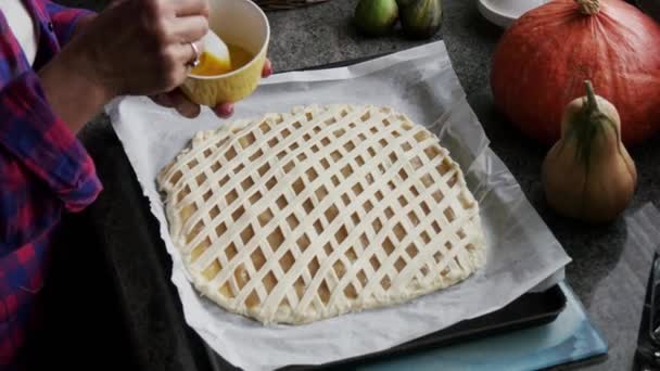 Яблочный пирог готов к приготовлению — стоковое видео