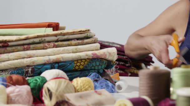 Naaister vrouw handen naaien voor afwerking een quilt. — Stockvideo