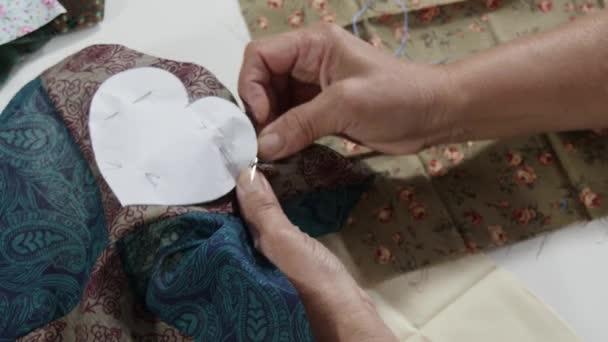 Швачка жінка руками шиє для обробки ковдру . — стокове відео