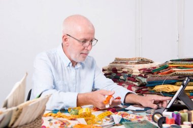 adam moda tasarımcısı tablet bilgisayar ile çalışma