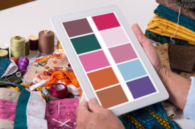 adam moda tasarımcısı tablet bilgisayar ile çalışma