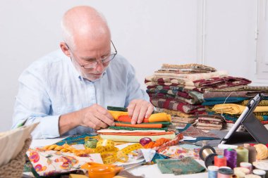 Adam terzi seçerek kumaş