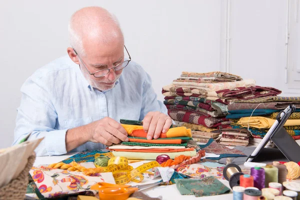 Adam terzi seçerek kumaş