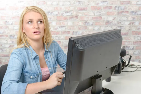 Mujer joven que trabaja en la computadora — Foto de Stock