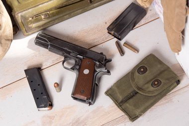 Tabanca yarı otomatik 45'lik çaptaki dergisi ile Üstten Görünüm