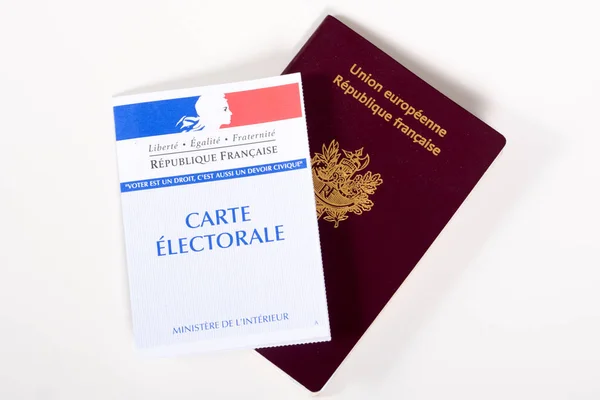 Passaporte francês e cartão de voto isolado no fundo branco — Fotografia de Stock