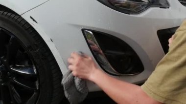 genç bir adam araba yıkama