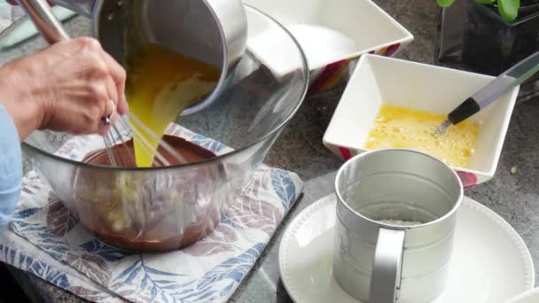 Preparación de un pastel de chocolate — Vídeos de Stock