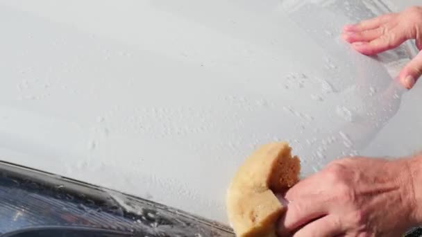 Мужчина моет машину, закрывает руки — стоковое видео