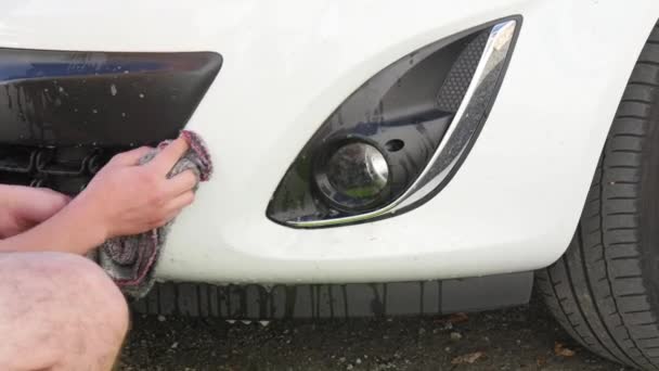 Un jeune homme lavant la voiture — Video