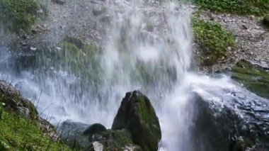 Ormandaki Kakuetta gorges bir dağ nehir üzerinde şelale.
