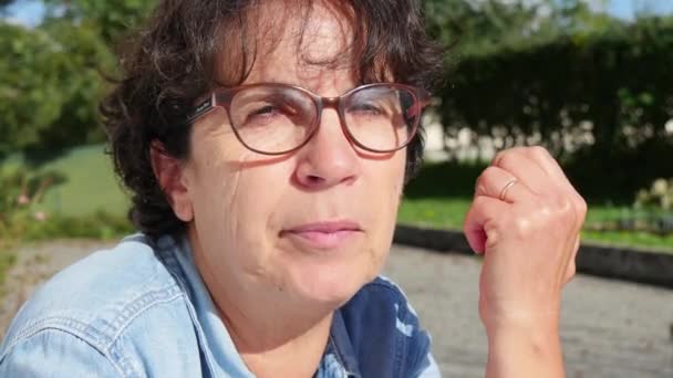 Une brune mature qui mange une pomme — Video