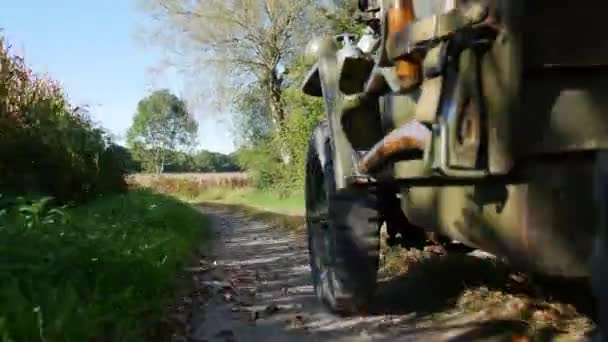 Военный джип 4x4 автомобиль вождения по грунтовой дороге, крупным планом колеса — стоковое видео
