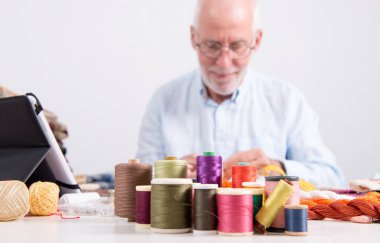 renkli ipler, adam makaraları altındaki terzi