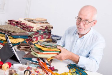 Adam terzi holding farklı kumaş