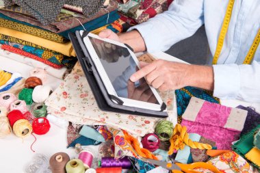 Elin adamı terzi tablet bilgisayar kullanarak