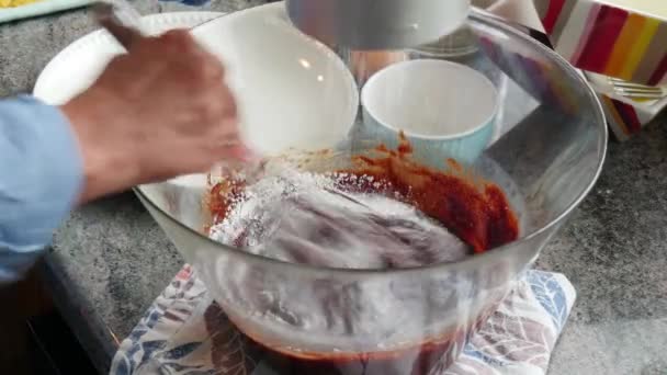 Preparação de um bolo de chocolate — Vídeo de Stock