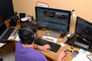 stüdyosunda bir video editörü