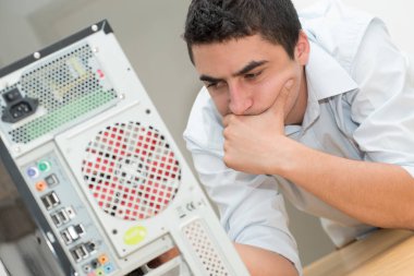 Genç teknisyen bilgisayar ile ilgili bir sorun var