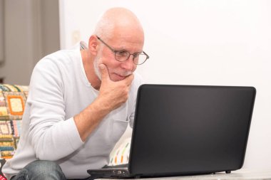 Komuta sizde kanepe oturma dizüstü bilgisayar ile