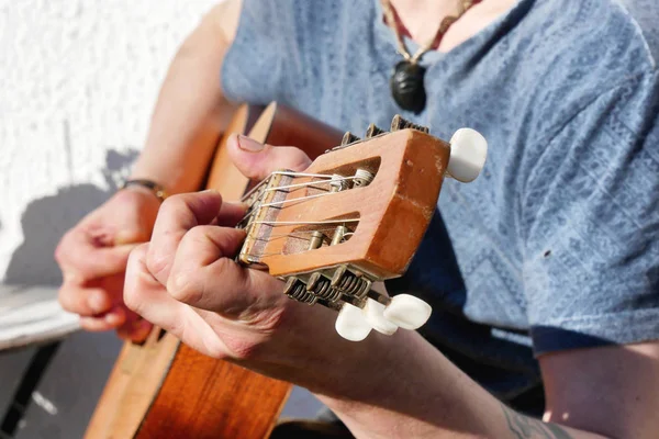 Close-up of the guitarist's hands — Stock Photo, Image