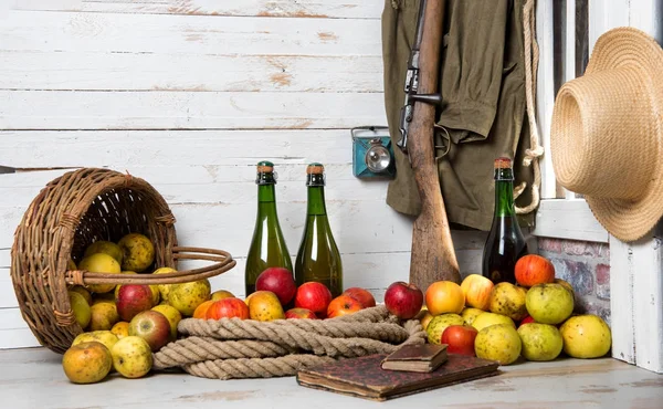 Botellas de sidra y manzanas de normandía — Foto de Stock
