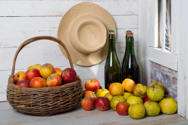 Botellas de sidra y manzanas de normandía — Foto de Stock
