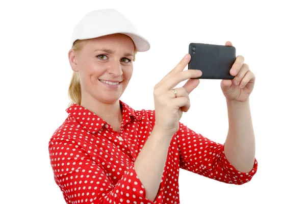 Donna sorridente che scatta foto con fotocamera smartphone, su bianco — Foto Stock