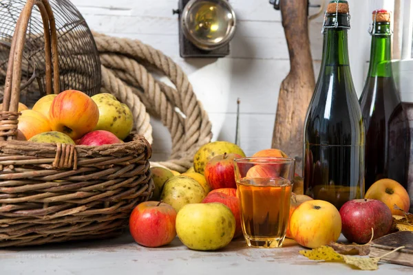 Cesta de manzanas, botellas de sidra — Foto de Stock