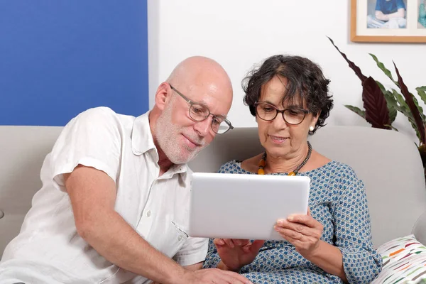 Idősebb pár használ egy tabletta, és mosolyogva — Stock Fotó