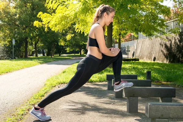 Söt ung kvinna sportig tjej träning utomhus — Stockfoto